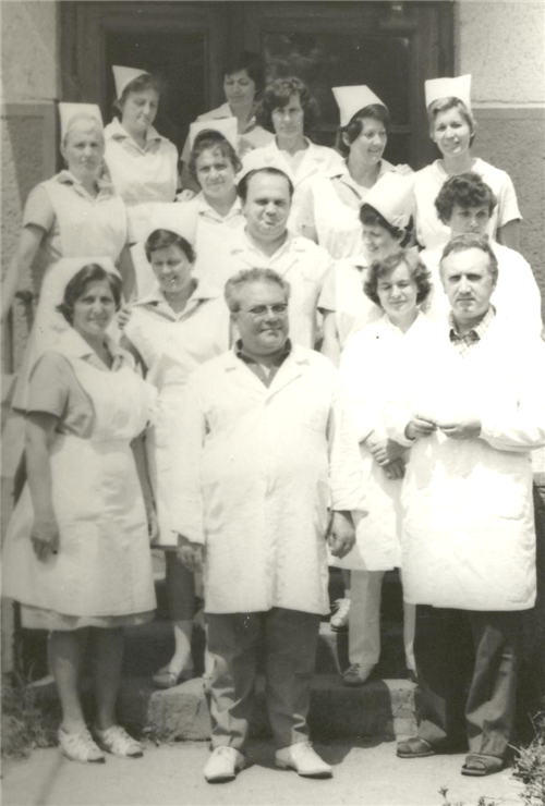 Kolektív lekárov a sestier zdravotníckeho zariadenia – stará poliklinika